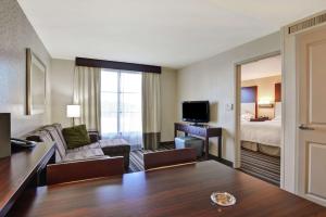 una camera d'albergo con divano e letto di Embassy Suites Savannah Airport a Savannah