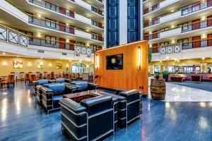 Zona de lounge sau bar la Embassy Suites by Hilton Louisville East