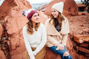 dos mujeres de pie junto a una formación rocosa en Hilton Sedona Resort at Bell Rock, en Sedona