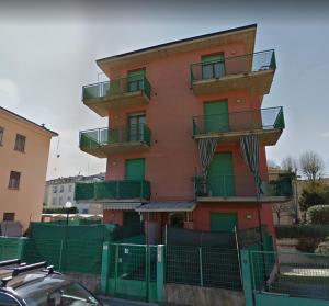 un edificio con balcones y una valla delante de él en Case Lanfranco Parma, en Parma