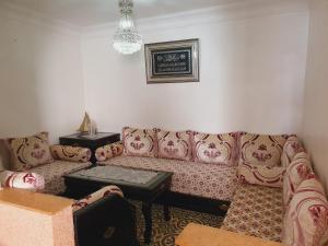 - un salon avec un canapé et une table dans l'établissement dar JOUD, à Chefchaouen