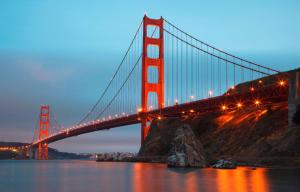 un puente de la puerta dorada iluminado por la noche en DoubleTree by Hilton San Francisco Airport en Burlingame