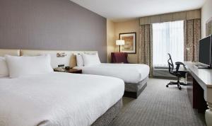 um quarto de hotel com duas camas e uma televisão em Hilton Garden Inn San Francisco Airport North em South San Francisco