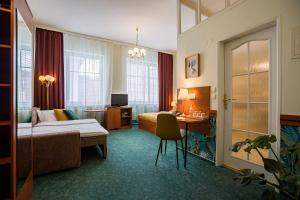 Televízia a/alebo spoločenská miestnosť v ubytovaní Hotel Arcus Garden