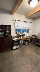 eine Küche mit einem Herd und einem Holztisch in der Unterkunft Padaste Rehemae Puhkemaja in Pädaste