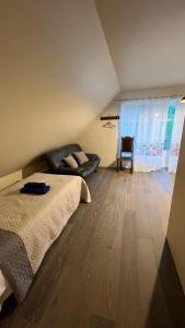 Ein Bett oder Betten in einem Zimmer der Unterkunft Padaste Rehemae Puhkemaja