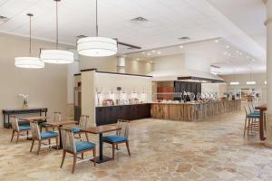Lounge nebo bar v ubytování Embassy Suites by Hilton San Juan - Hotel & Casino
