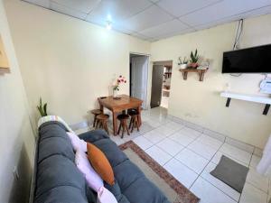 uma sala de estar com um sofá azul e uma mesa em COZY Fully equipped private apartment em Chimaltenango