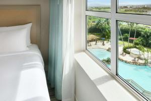 Bazén v ubytování Embassy Suites by Hilton San Juan - Hotel & Casino nebo v jeho okolí