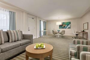 Posezení v ubytování Embassy Suites by Hilton San Juan - Hotel & Casino