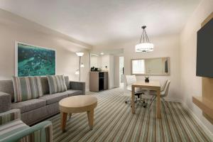 Posezení v ubytování Embassy Suites by Hilton San Juan - Hotel & Casino