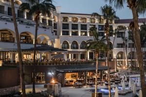 聖何塞德爾卡沃的住宿－Hilton Los Cabos，一座楼前有棕榈树的酒店