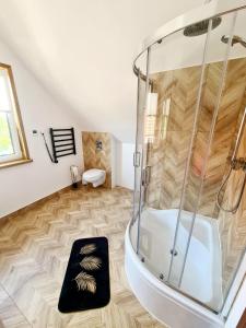 a bathroom with a shower and a bath tub at "Widokówka" Leleszki Całoroczny dom nad jeziorem z sauną i balią in Leleszki
