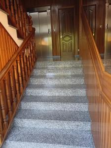 een trap naar een deur bij Parque de los Patos in Cedeira