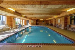 una grande piscina in un edificio con un grande soffitto di Hampton Inn Salina a Salina