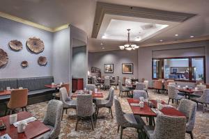 une salle à manger avec des tables et des chaises dans l'établissement Hilton Sacramento Arden West, à Sacramento