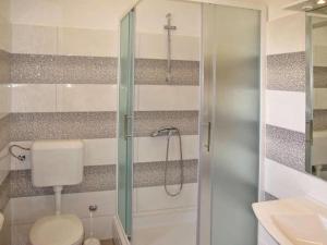 W łazience znajduje się prysznic, toaleta i umywalka. w obiekcie 4 bedroom apartment with 3 bathrooms and private parking - Apartments Orange w mieście Zadar +27 zdjęć