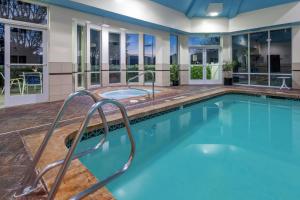 uma piscina com uma banheira de hidromassagem num edifício em Hampton Inn Salt Lake City Central em Salt Lake City