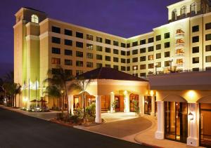 a large white building with a courtyard at night at DoubleTree Suites By Hilton Anaheim Resort/Convention Center in Anaheim