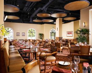 - un restaurant avec des tables et des chaises dans une salle dans l'établissement DoubleTree Suites By Hilton Anaheim Resort/Convention Center, à Anaheim