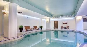 Bazén v ubytování Hilton Saint John nebo v jeho okolí