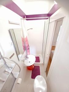 馬卡爾斯卡的住宿－Apartment Silvia，白色的浴室设有水槽和淋浴。