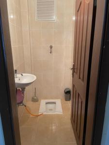 ein Badezimmer mit einem Waschbecken und einem WC auf dem Boden in der Unterkunft Kanarya Apart in Trabzon