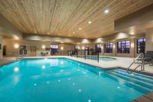 a large swimming pool in a hotel with a ceiling at Hilton Garden Inn Sioux City Riverfront in Sioux City