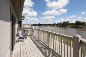 a balcony with chairs and a view of a river at Hilton Garden Inn Sioux City Riverfront in Sioux City