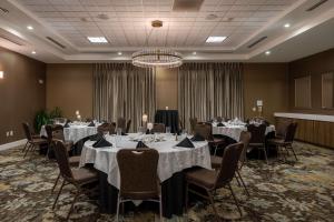 una sala de banquetes con mesas, sillas y una lámpara de araña en Hilton Garden Inn Tifton, en Tifton