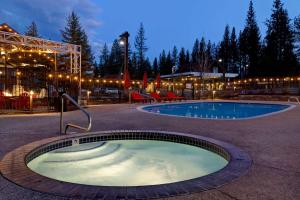 uma banheira de hidromassagem no meio de um pátio à noite em Hampton Inn & Suites Tahoe-Truckee em Truckee