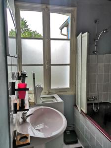 La salle de bains est pourvue d'un lavabo et d'une fenêtre. dans l'établissement Le nid d'hirondelle, à Yzengremer