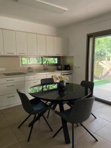 Dining area sa villa