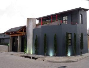 un grande edificio con alberi di fronte di COZY Fully equipped private apartment a Chimaltenango