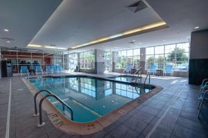 duży basen w dużym budynku w obiekcie Hilton Garden Inn Hamilton w mieście Bordentown