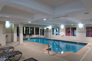 uma grande piscina num quarto de hotel em Hilton Garden Inn Mount Holly/Westampton em Westampton Township