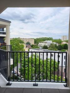 uma varanda com vista para a cidade em Bel appartement à Rueil-Malmaison em Rueil-Malmaison