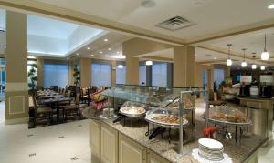 un restaurante con una línea de buffet con comida en Hilton Garden Inn Mount Holly/Westampton, en Westampton Township