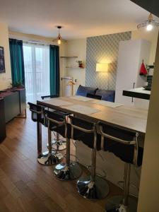 uma cozinha com uma mesa e dois bancos de bar em Bel appartement à Rueil-Malmaison em Rueil-Malmaison