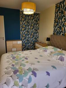 um quarto com uma cama com um padrão de flores em Bel appartement à Rueil-Malmaison em Rueil-Malmaison