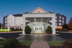 タルサにあるHilton Garden Inn Tulsa Southの大門
