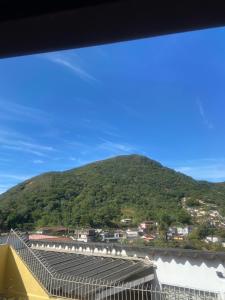 - une vue sur la montagne depuis le toit d'un bâtiment dans l'établissement Loft da Beth na serra, à Petrópolis