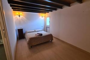 Un dormitorio con una cama en una habitación con ventana. en Antica Dimora, en Termini Imerese