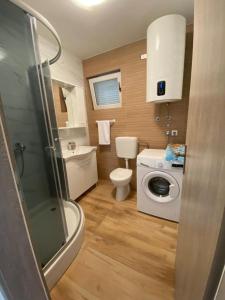 ein Badezimmer mit einem WC und einer Waschmaschine in der Unterkunft Apartment Leonardo in Makarska
