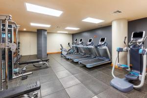 DoubleTree by Hilton Tulsa - Warren Place的健身中心和/或健身设施