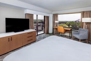 DoubleTree by Hilton Tulsa - Warren Place的电视和/或娱乐中心