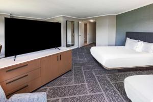 DoubleTree by Hilton Tulsa - Warren Place的电视和/或娱乐中心