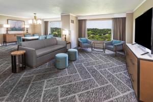 DoubleTree by Hilton Tulsa - Warren Place的电视和/或娱乐中心