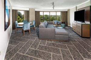 DoubleTree by Hilton Tulsa - Warren Place的电视和/或娱乐中心