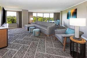 DoubleTree by Hilton Tulsa - Warren Place的休息区